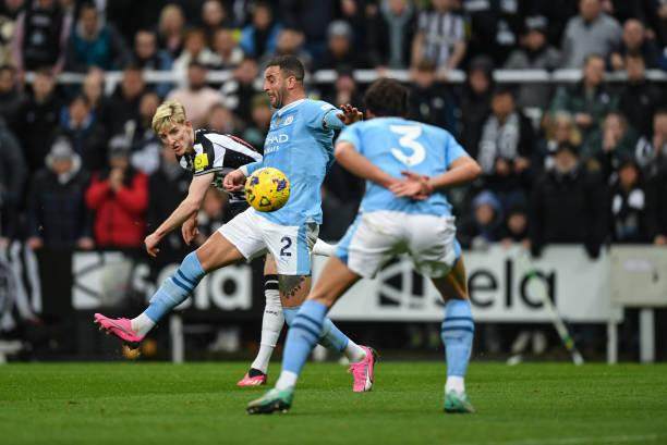 开云体育app-竞技场上鏖战，双方球员拼搏至最后一刻的简单介绍