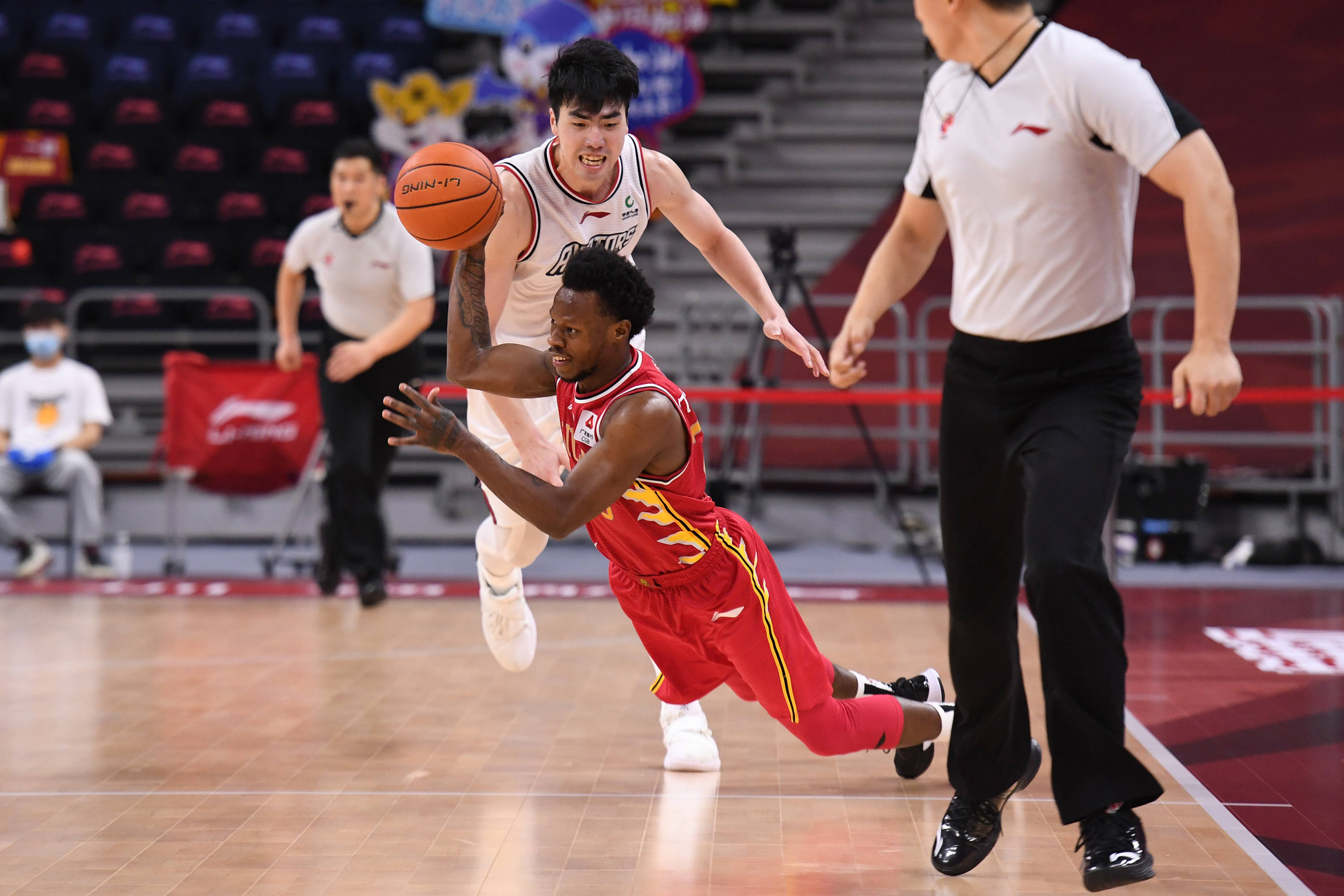 篮球比赛中球员们的团队合作备受赞誉 篮球比赛中球员们的团队合作备受赞誉