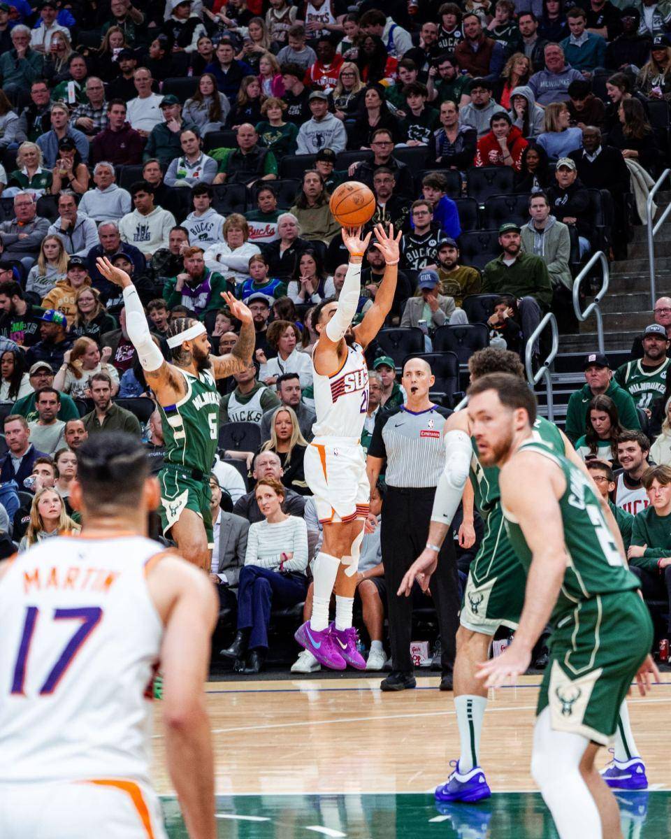 开云体育下载-雄鹿球员连续两场空砍三分，成为进攻焦点