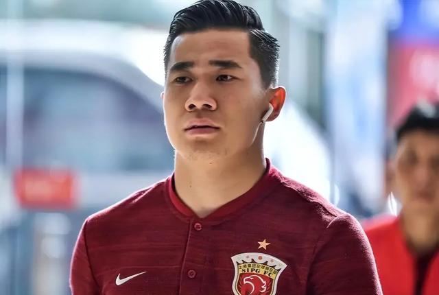 上港临时换帅，管理层决策引发球迷议论的简单介绍