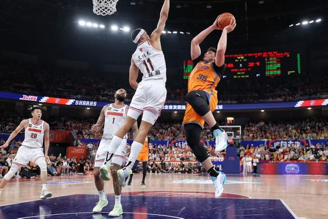 上海大鲨鱼队的实力在赛季中逐渐显现