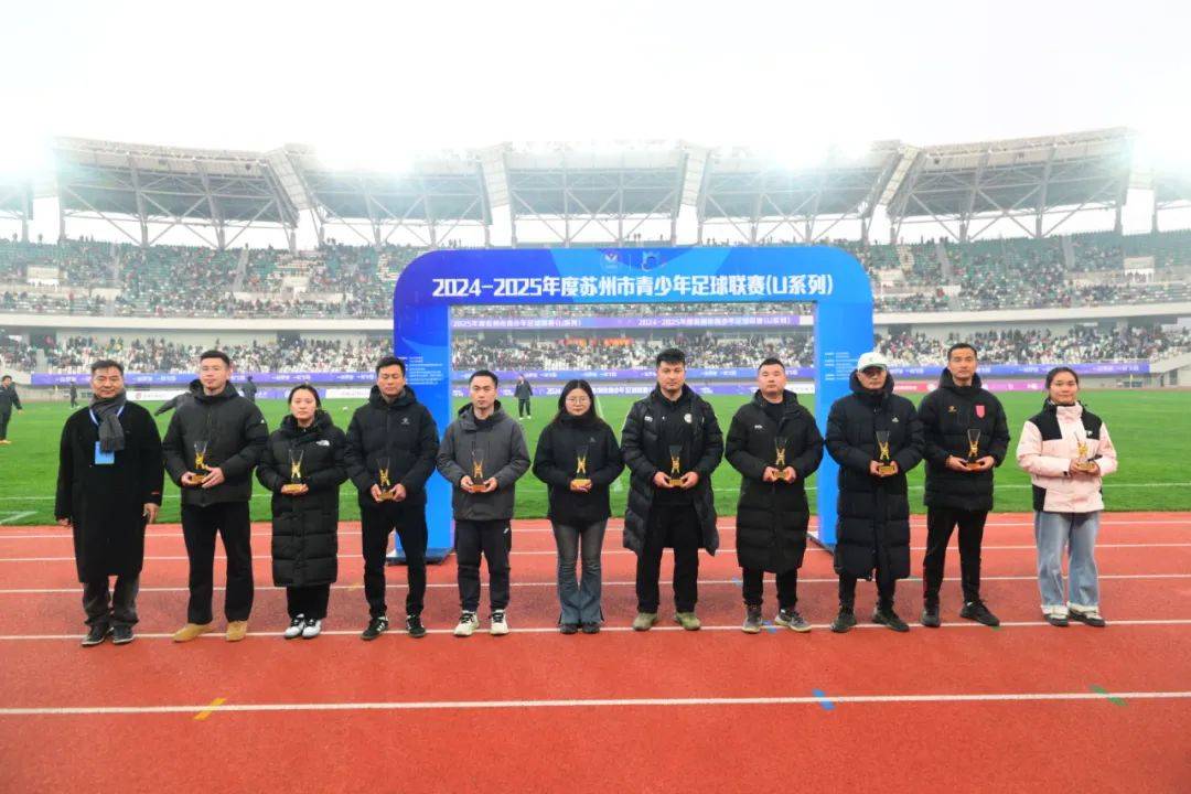 开云APP-足球联赛再掀风暴，顶尖球队竞逐桂冠荣誉的简单介绍