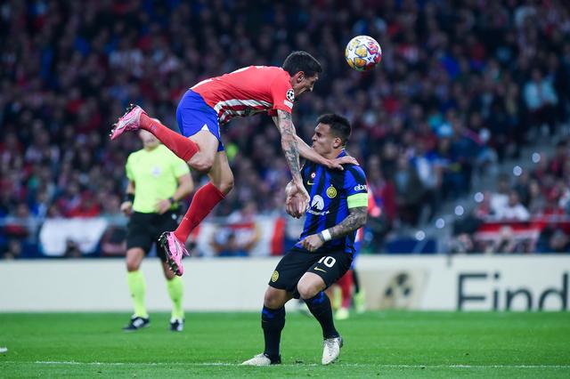 比赛中双方球员互相拼抢激烈,场面紧张 比赛中双方球员互相拼抢激烈,场面紧张