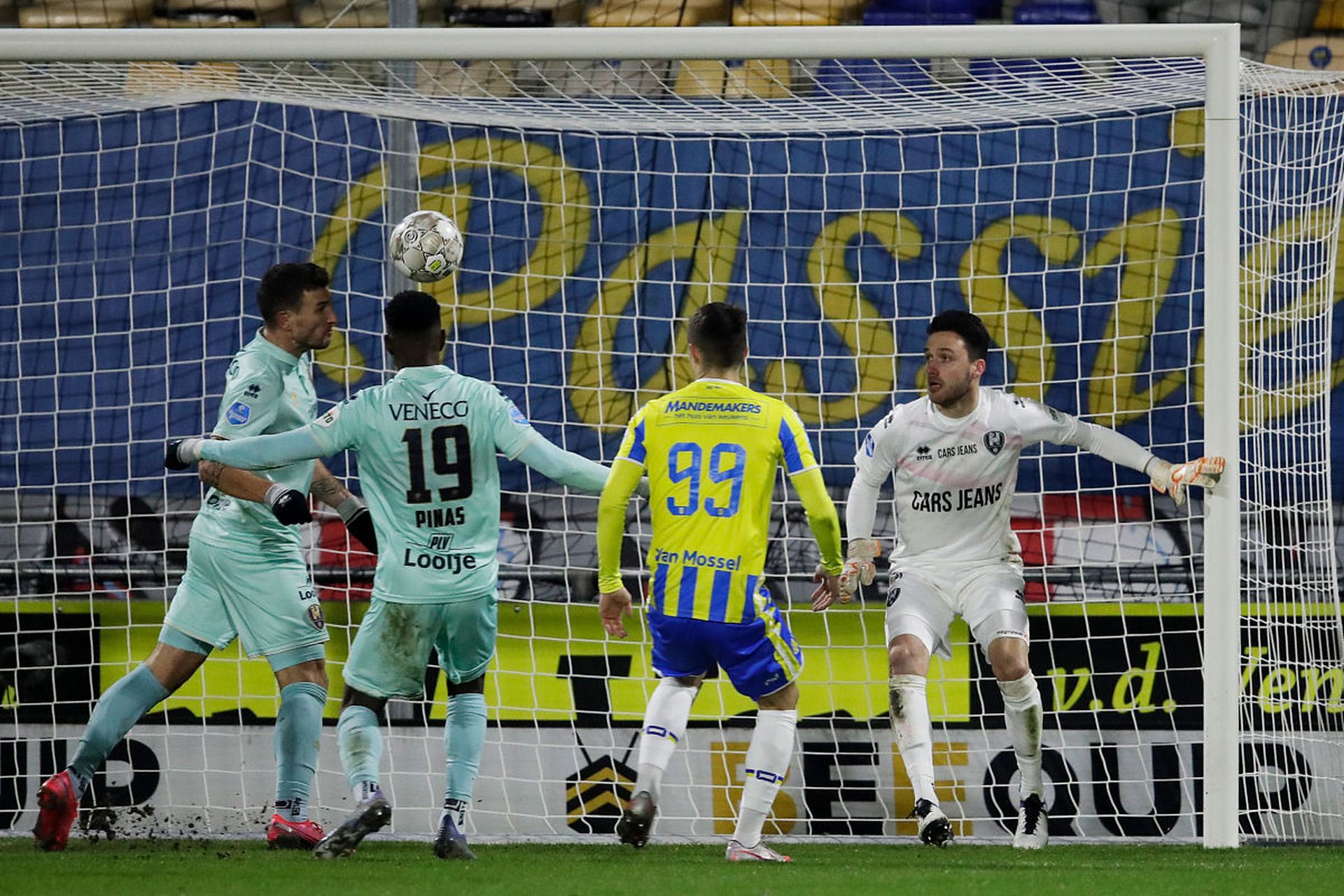 开云体育在线-阿尔梅里亚客场告捷，提升保级前景