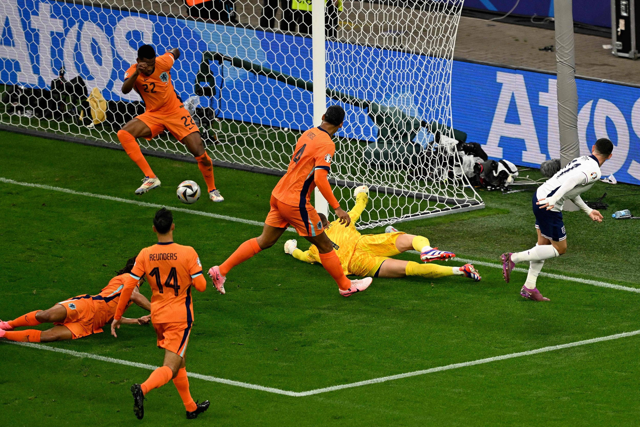 荷兰队闪耀登场,给观众带来耳目一新的球赛体验 荷兰队闪耀登场,给观众带来耳目一新的球赛体验