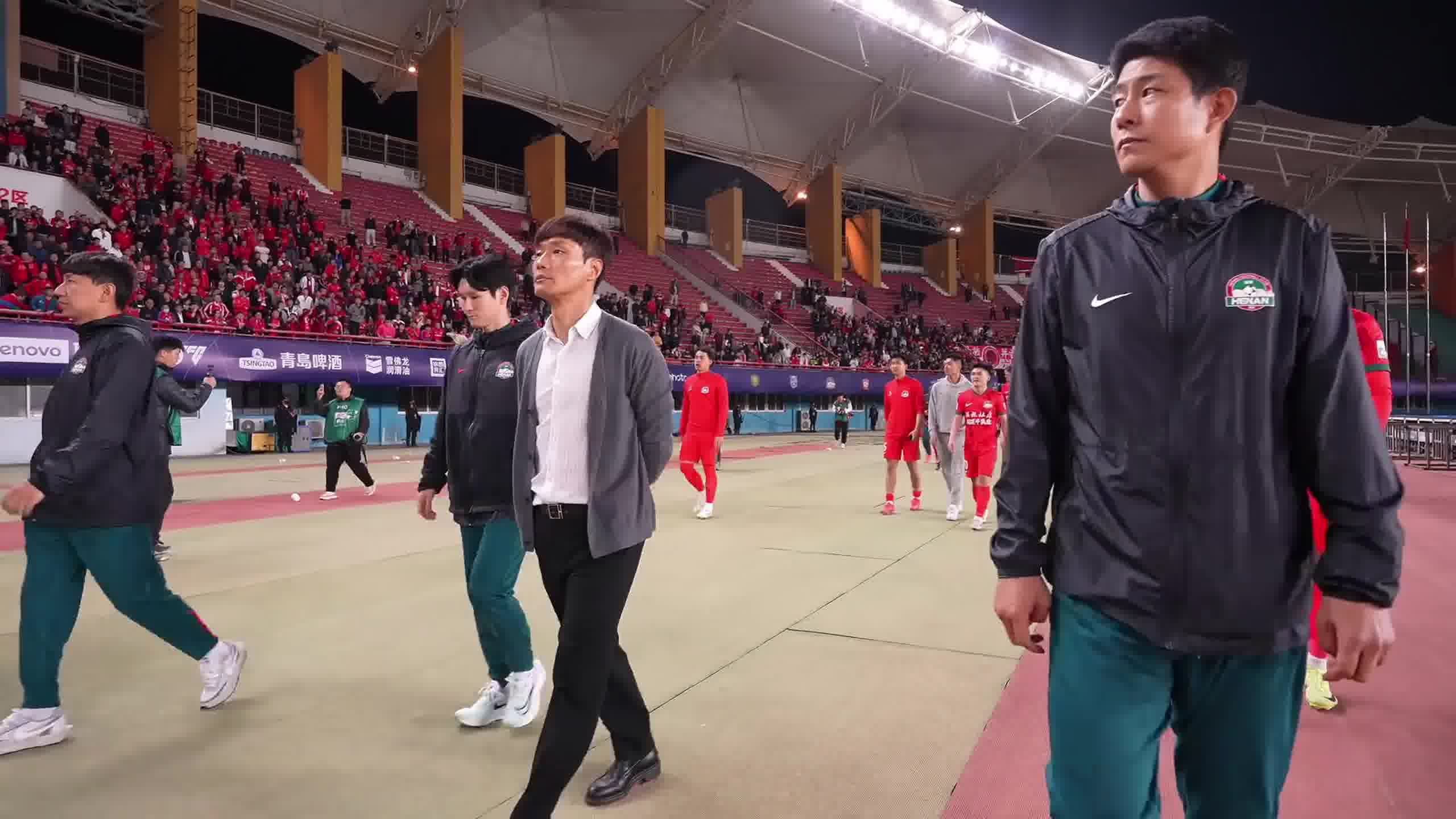 开云体育app-球队临时换帅，备战艰难阵容重组