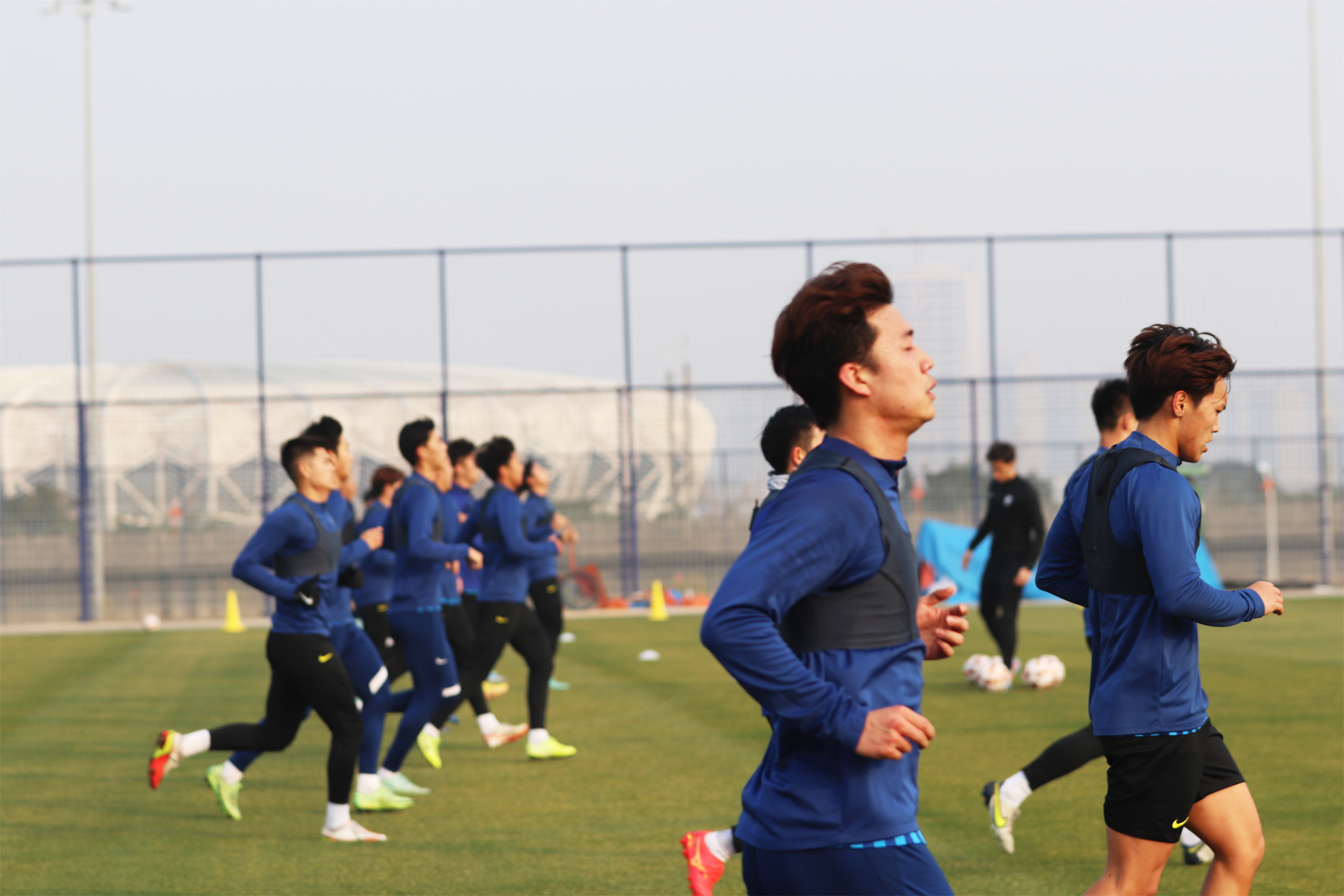 球队临时换帅,备战艰难阵容重组 球队临时换帅,备战艰难阵容重组