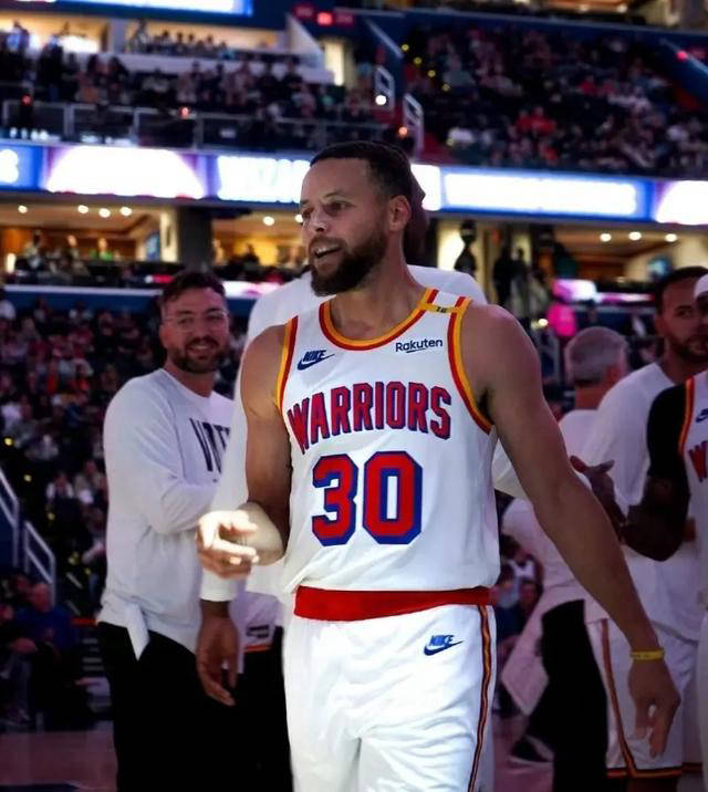 勇士再度复出,库里神奇表现打破困局 勇士再度复出,库里神奇表现打破困局