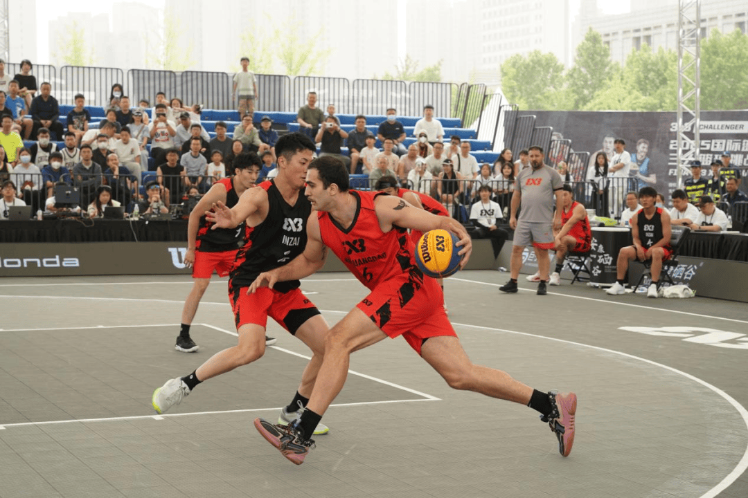 篮球赛事火爆进行中,球员们展现出色技术的简单介绍 篮球赛事火爆进行中,球员们展现出色技术的简单介绍