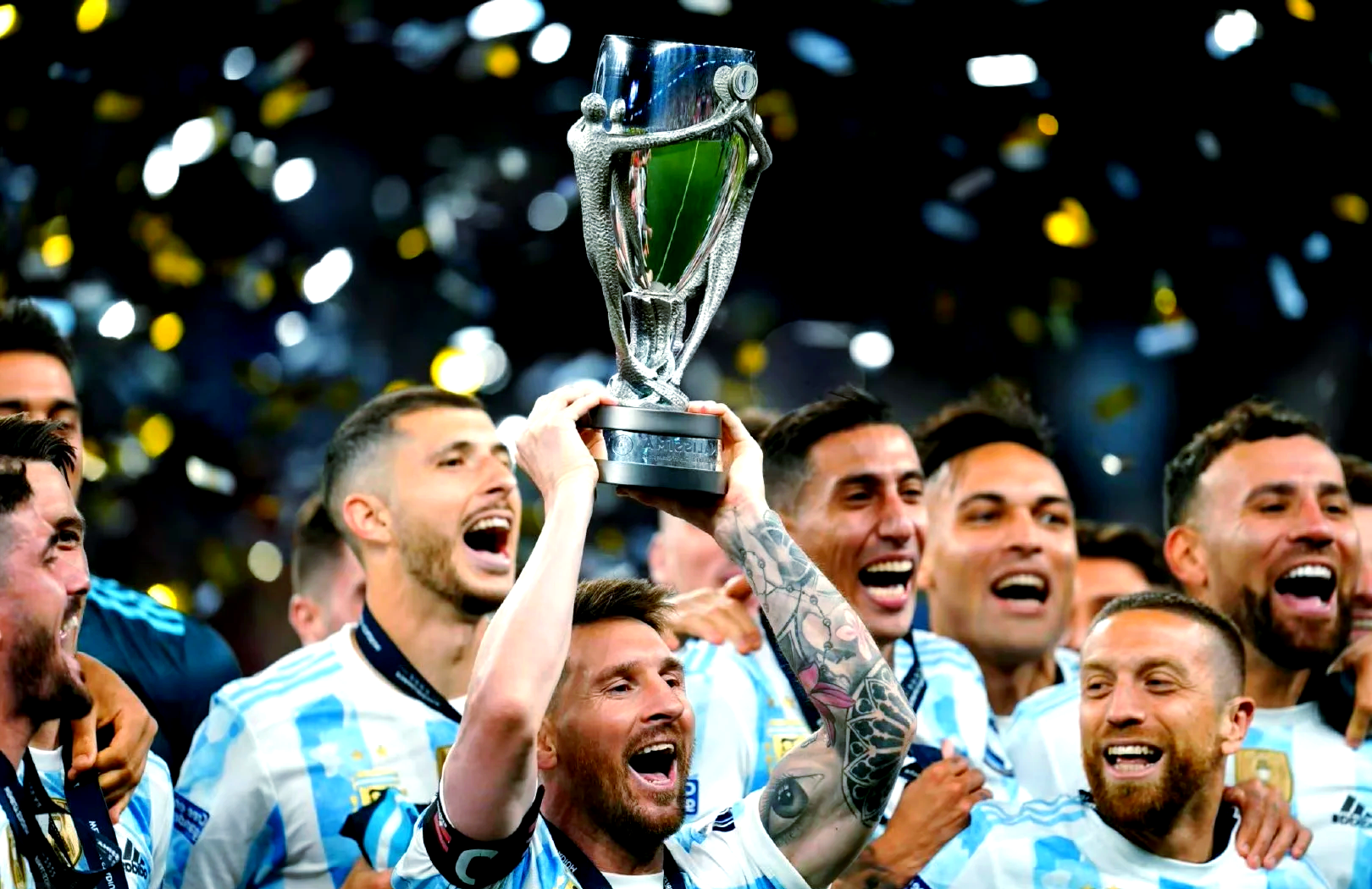 开云体育中国-场外风云变幻，赛场上谁将笑到最后