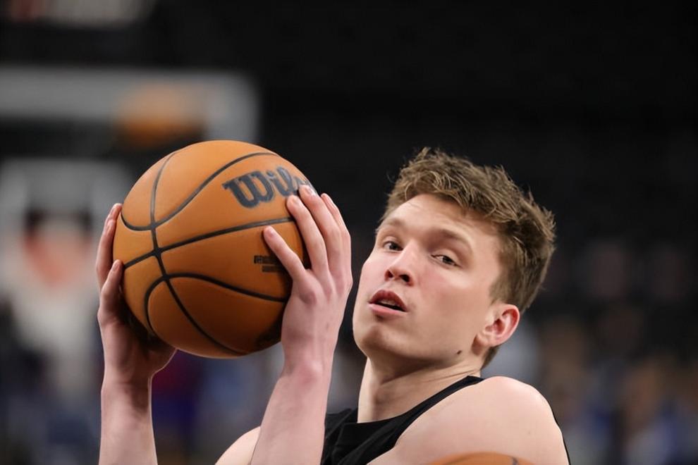 新秀球员表现出色，给球队带来希望与信心