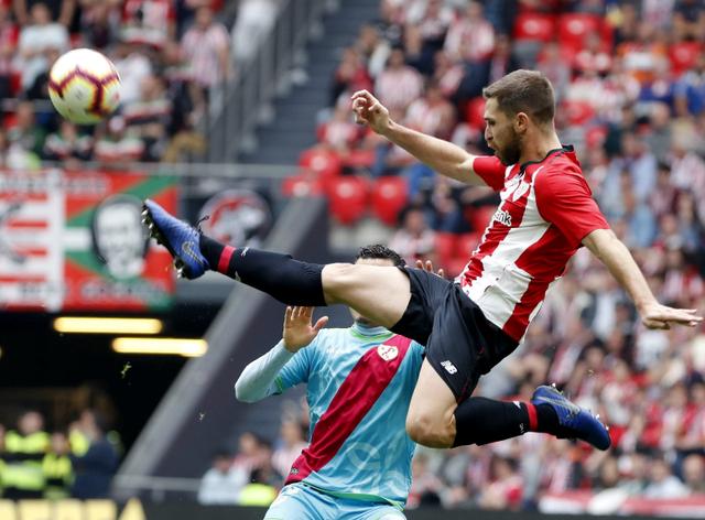 开云下载-包含毕尔巴鄂后卫因伤下场，防守压力增加的词条