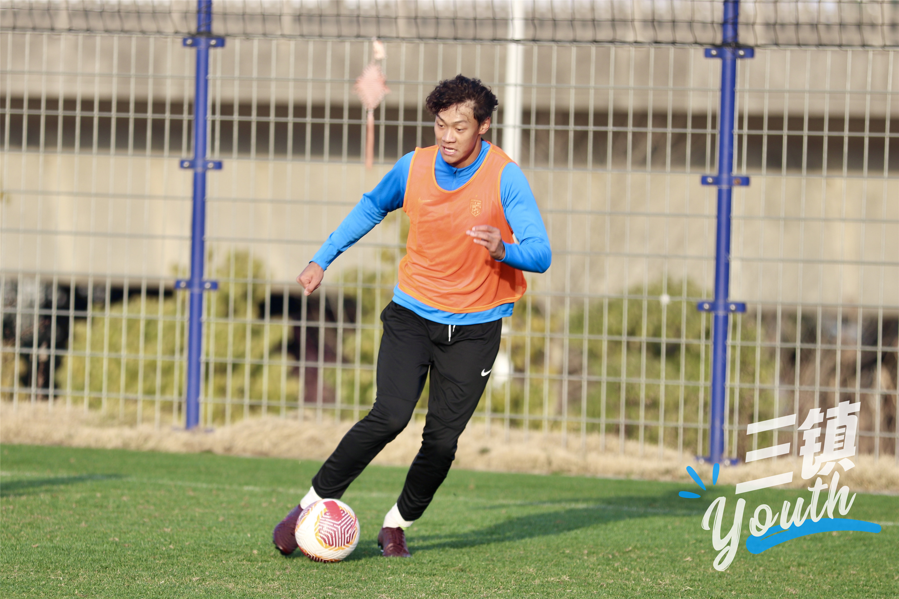 新教练带领球队备战新赛季,目标争冠 新教练带领球队备战新赛季,目标争冠