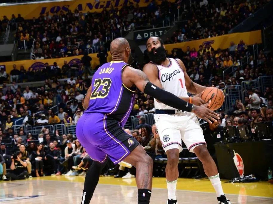 开云体育-湖人主场力克快船,詹姆斯砍下三双的简单介绍